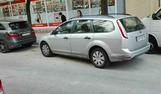 Poljak parkirao katastrofalno, Zadranin mu ostavio poruku: Idiote!