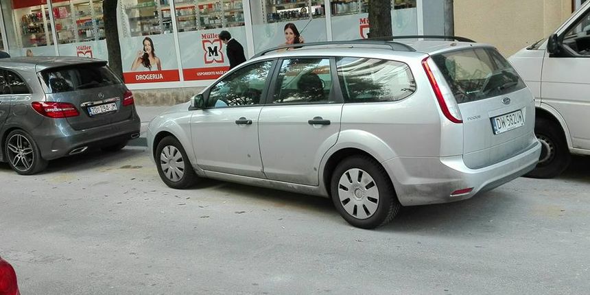 Poljak parkirao katastrofalno, Zadranin mu ostavio poruku: Idiote! Poljak parkirao katastrofalno, Zadranin mu ostavio poruku: Idiote!