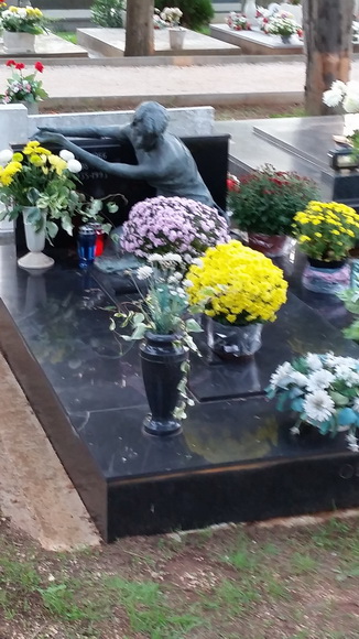 Uoči blagdana Svih svetih brojni su Zadrani posjetili Gradsko groblje i uredili počivališta najmilijih i okitili ih cvijećem, Foto: M. Malik Uoči blagdana Svih svetih brojni su Zadrani posjetili Gradsko groblje i uredili počivališta najmilijih i okitili ih cvijećem, Foto: M. Malik