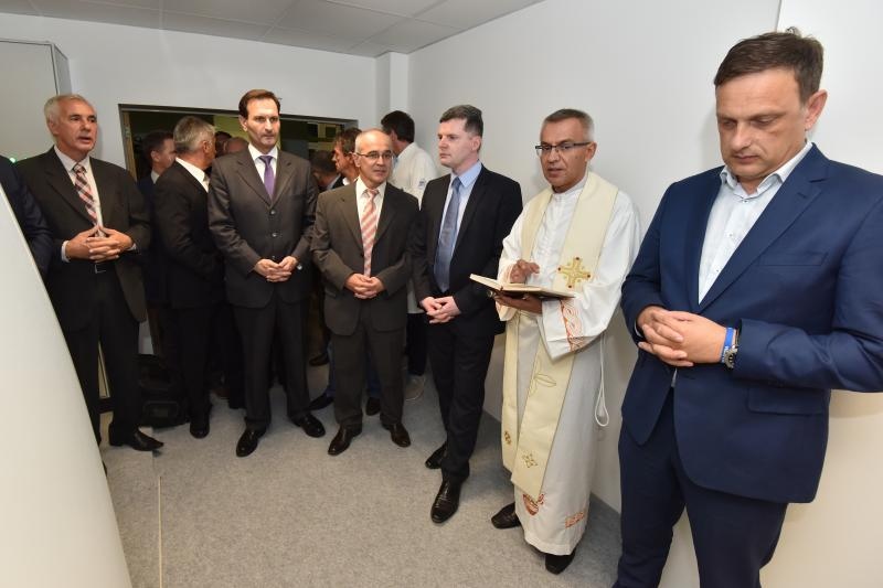 Ministar zdravlja dr. Dario Nakić predao je OB Zadar novi CT uredjaj vrijedan 5,5 milijuna kuna, ciju je nabavu osiguralo ministarstvo. Photo: Dino Stanin/PIXSELL Ministar zdravlja dr. Dario Nakić predao je OB Zadar novi CT uredjaj vrijedan 5,5 milijuna kuna, ciju je nabavu osiguralo ministarstvo. Photo: Dino Stanin/PIXSELL