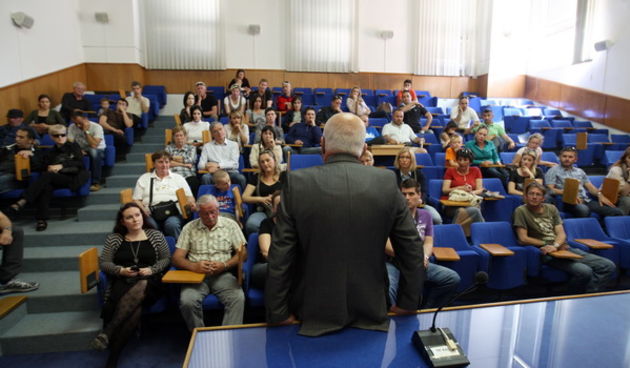 Zadar, 100512.
Stanari tzv. Galicevih zgrada na Poljani Dragutina Domjanica u Diklu danas su blokirali ulaz u grad svojim vozilima, zauzeli Gradsku vijecnicu i u nju pozvali gradonacelnika. Stanari tvrde da Niksa Milinkovic radi bez gradjevinske dozvole.