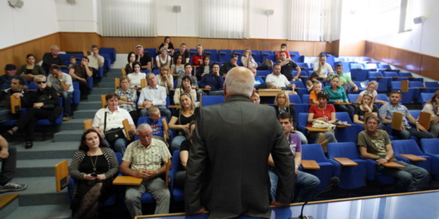 Zadar, 100512.
Stanari tzv. Galicevih zgrada na Poljani Dragutina Domjanica u Diklu danas su blokirali ulaz u grad svojim vozilima, zauzeli Gradsku vijecnicu i u nju pozvali gradonacelnika. Stanari tvrde da Niksa Milinkovic radi bez gradjevinske dozvole.