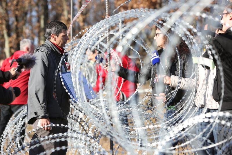 Na granicnom prijelazu Lucija-Brezovica odrzan je veliki prosvjed protiv slovenske zilet zice pod nazivom Protiv zice i za humanu Europu. Na granicnom prijelazu Lucija-Brezovica odrzan je veliki prosvjed protiv slovenske zilet zice pod nazivom Protiv zice i za humanu Europu.