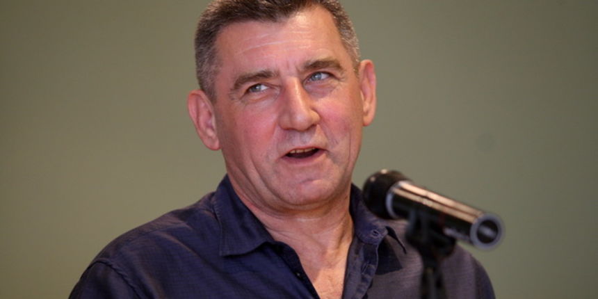 Zadar, 220413. 
Jedrilicarski klub Uskok. 
U Jedrilicarskom klubu Uskok danas je Ivo Mustac urucio priznanje generalu Anti Gotovini koji je tom prigodom i sluzbeno postao clan kluba.
Na fotografiji: Ante Gotovina.
Foto: Jure Miskovic / CROPIX