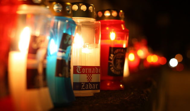 Zadar, 181112.
Grafit posvecen Vukovaru i Skabrnji u Vukovarskoj ulici na Bilom brigu u Zadru. Veceras su ispred njega pripadnici navijacke udruge Tornado zapalili svijece.
Foto: Jure Miskovic / CROPIX