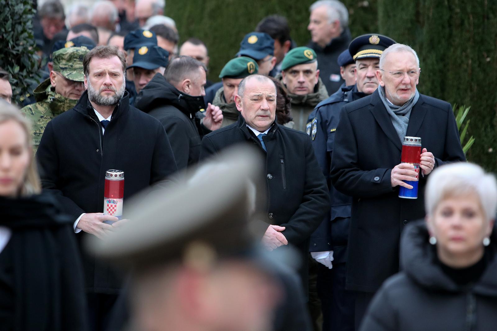 Na Gradskom groblju odana počast poginulim hrvatskim braniteljima povodom 30. obljetnice VRO Maslenica Na Gradskom groblju odana počast poginulim hrvatskim braniteljima povodom 30. obljetnice VRO Maslenica