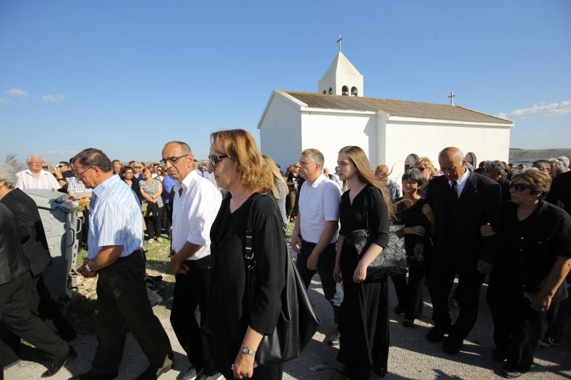 Mirko Miočić ispraćen na posljednji počinak na mjesnom groblju u Rtini Mirko Miočić ispraćen na posljednji počinak na mjesnom groblju u Rtini