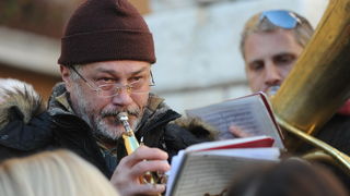 Zadar, 221212.
Predblagdansko subotnje jutro na zadarskom Poluotoku bilo je bogato raznim dogadjanjima. U isto vrijeme su zadarski zborovi, limena glazba i pojedini pjevaci udruzili snage te izvodili Bozicne pjesme.
Na fotografiji: gradska limena glazba. Zadar, 221212.
Predblagdansko subotnje jutro na zadarskom Poluotoku bilo je bogato raznim dogadjanjima. U isto vrijeme su zadarski zborovi, limena glazba i pojedini pjevaci udruzili snage te izvodili Bozicne pjesme.
Na fotografiji: gradska limena glazba.