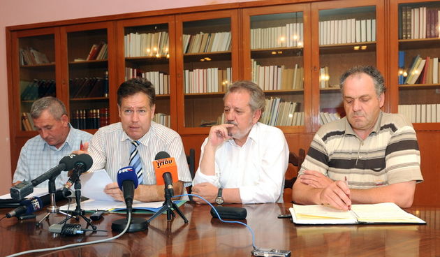 Zadar, 020611
Sindikat metalaca Hrvatske danas je u domu sindikata  sazvao skup povodom strajka upozorenja u ugljanskom skveru Nauta Lamjana.
Na fotografiji: Vedran Dragicevic (u sredini bjela kosulja ), predsjednik sindikata hrvatskih metalaca sa povjere