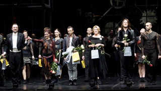 Rijeka, 200112.
U Hrvatskom narodnom kazalistu Ivan Zajc odrzana je premijera baleta Carmina Burana autora Carla Orffa.
Djelo je za Balet postavio poznati portugalski koreograf Hugo Viera, a glazbu su izveli orkestar i zbor kazalista i djeciji zbor Torret