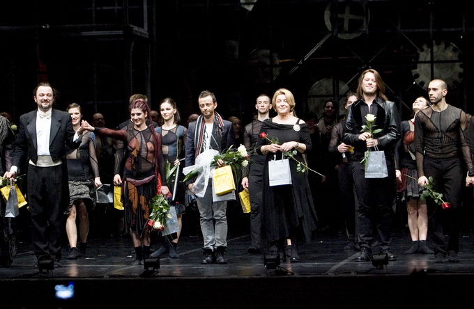 Rijeka, 200112.
U Hrvatskom narodnom kazalistu Ivan Zajc odrzana je premijera baleta Carmina Burana autora Carla Orffa.
Djelo je za Balet postavio poznati portugalski koreograf Hugo Viera, a glazbu su izveli orkestar i zbor kazalista i djeciji zbor Torret