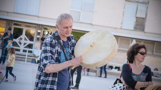 Glazbeno scenski nastup “Iskra ljubavi za mir” i grupna meditacija na Forumu