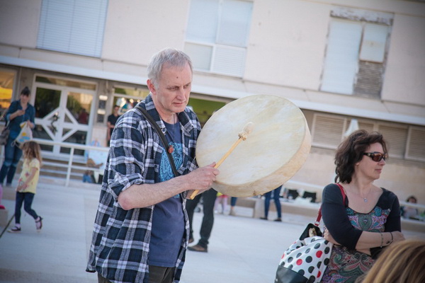 Glazbeno scenski nastup “Iskra ljubavi za mir” i grupna meditacija na Forumu