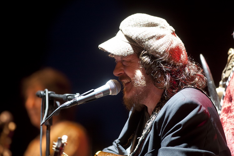 Pula, 180611.
Arena.
Zucchero se koncertom u Areni Puljanima predstavio u sklopu “Chocaback Tour 2011” turneje . Ovo mu je treci put da nastupa u Pulskoj Areni.
Na fotografiji: Zucchero.
Foto: Srecko Niketic / CROPIX Pula, 180611.
Arena.
Zucchero se koncertom u Areni Puljanima predstavio u sklopu “Chocaback Tour 2011” turneje . Ovo mu je treci put da nastupa u Pulskoj Areni.
Na fotografiji: Zucchero.
Foto: Srecko Niketic / CROPIX