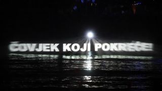 Stipe Petrina započeo je kampanju svjetlosnim spektaklom u Primoštenu