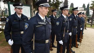 Paljenjem svijeća i polaganjem vijenaca, te mimohodom postrojbi započelo svečano obilježavanje 23. obljetnice VRO Maslenica. Foto. Dino Stanin/PIXSELL Paljenjem svijeća i polaganjem vijenaca, te mimohodom postrojbi započelo svečano obilježavanje 23. obljetnice VRO Maslenica. Foto. Dino Stanin/PIXSELL