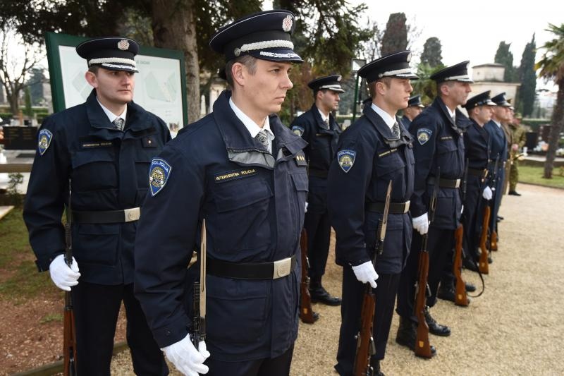 Paljenjem svijeća i polaganjem vijenaca, te mimohodom postrojbi započelo svečano obilježavanje 23. obljetnice VRO Maslenica. Foto. Dino Stanin/PIXSELL Paljenjem svijeća i polaganjem vijenaca, te mimohodom postrojbi započelo svečano obilježavanje 23. obljetnice VRO Maslenica. Foto. Dino Stanin/PIXSELL