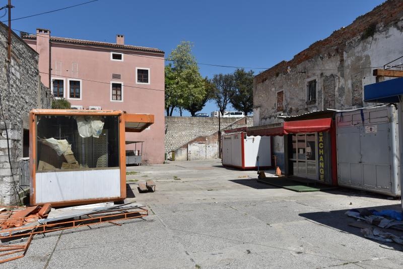 Zadar: Zbog početka radova na izgradnji TIC-a, zakupci javne površine sele na novu lokaciju, foto: Dino Stanin/PIXSELL Zadar: Zbog početka radova na izgradnji TIC-a, zakupci javne površine sele na novu lokaciju, foto: Dino Stanin/PIXSELL