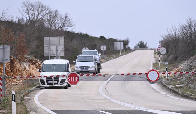Orkanska bura paralizirala je cestovni promet. Autocesta A1 zatvorena je od Posedarja do sv. Roka, kao i dionica Maslenica – Zaton Obrovački