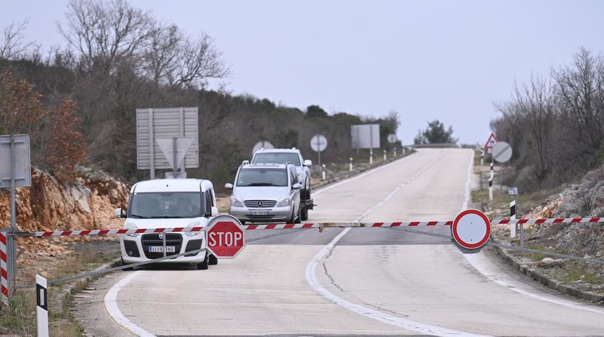 Orkanska bura paralizirala je cestovni promet. Autocesta A1 zatvorena je od Posedarja do sv. Roka, kao i dionica Maslenica – Zaton Obrovački