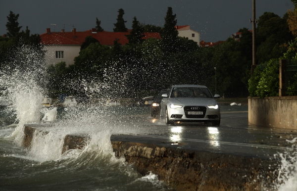 Zadar, 300513.
U samo sat vremena vrijeme se u Zadru izmjenjalo od kise i tmurnih oblaka do sunca i duge koja se nadvila nad gradom. Na trenutak su se podigli i valovi koji su opljuskivali ceste uz more.
Foto: Jure Miskovic / CROPIX