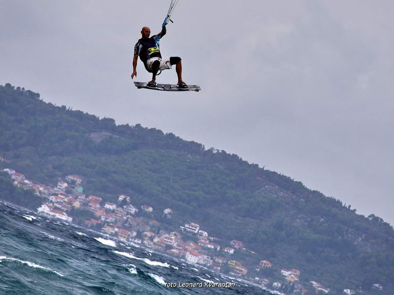 Kiteri i surferi uživali u jakom jugu