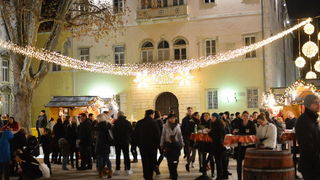 Advent u Zadru: Pavel raspjevao i rasplesao Zadrane na Trgu Petra Zoranića. Foto: Iva Perinčić Advent u Zadru: Pavel raspjevao i rasplesao Zadrane na Trgu Petra Zoranića. Foto: Iva Perinčić