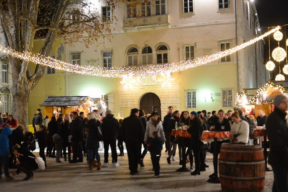 Advent u Zadru: Pavel raspjevao i rasplesao Zadrane na Trgu Petra Zoranića. Foto: Iva Perinčić Advent u Zadru: Pavel raspjevao i rasplesao Zadrane na Trgu Petra Zoranića. Foto: Iva Perinčić
