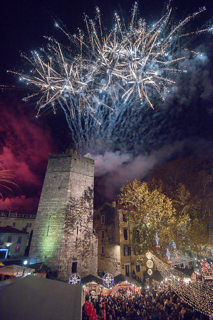 Deset tisuća posjetitelja uživalo u otvorenju Adventa u Zadru- koncertu Ivana Zaka i vatrometu