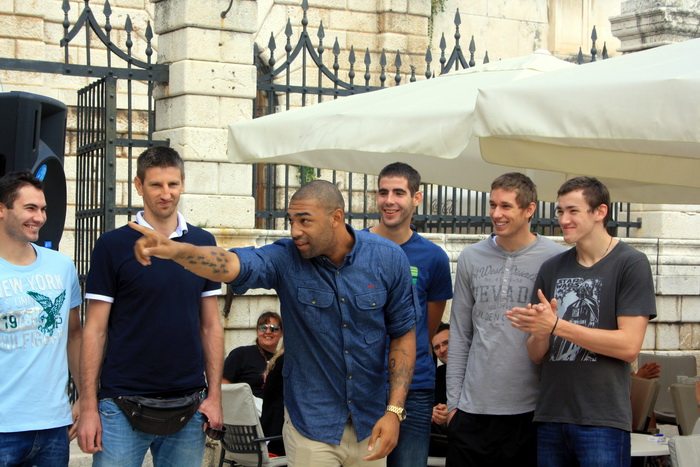 Narodni trg: Predstavljene košarakašice i košarkaši Zadra. foto: Mladen Malik