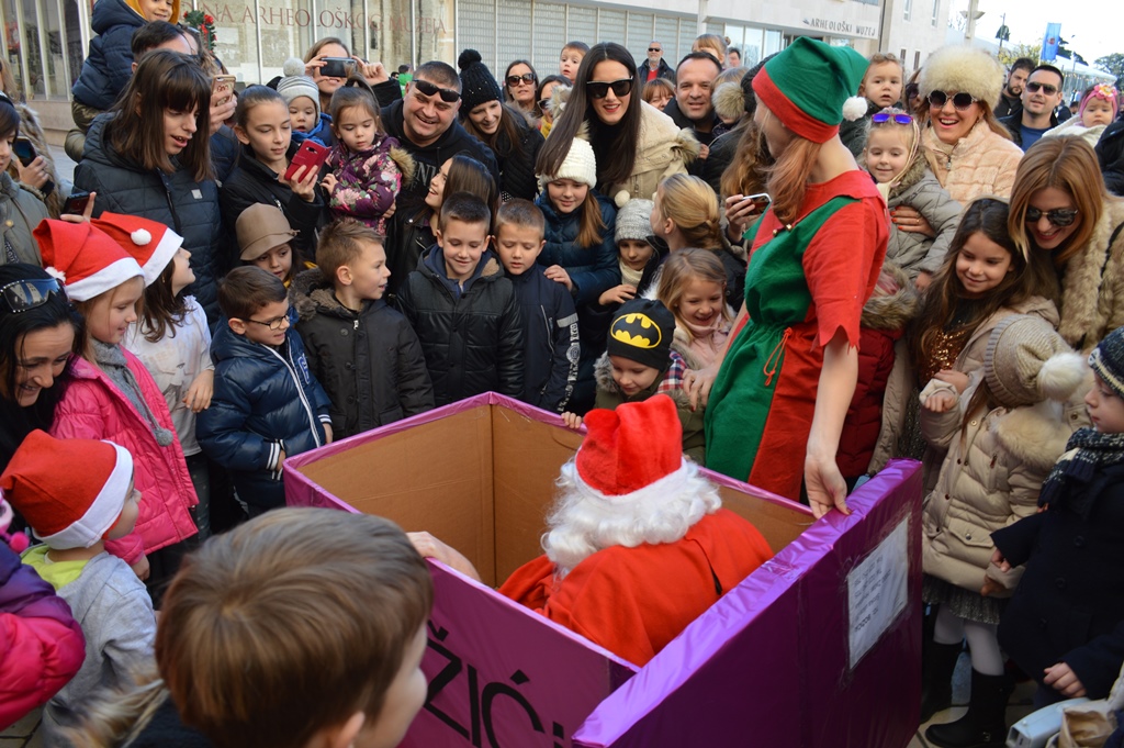 Djed Božićnjak iz Laponije stigao na Forum- poštom!