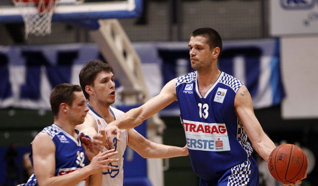 Zagreb, 120510.
13. kolo kosarkaske Lige za prvaka, utakmica Cibona – Zadar u kosarkaskom centru “Drazen Petrovic”.
Na slici Marko Car (32), Marko Tomas (33) i Tomislav Ruzic (13).
Foto: Dragan Matic / Cropix