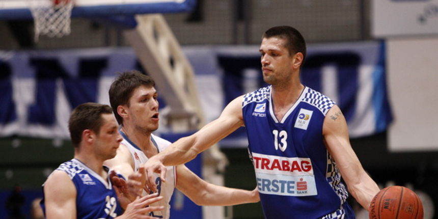 Zagreb, 120510.
13. kolo kosarkaske Lige za prvaka, utakmica Cibona – Zadar u kosarkaskom centru “Drazen Petrovic”.
Na slici Marko Car (32), Marko Tomas (33) i Tomislav Ruzic (13).
Foto: Dragan Matic / Cropix Zagreb, 120510.
13. kolo kosarkaske Lige za prvaka, utakmica Cibona – Zadar u kosarkaskom centru “Drazen Petrovic”.
Na slici Marko Car (32), Marko Tomas (33) i Tomislav Ruzic (13).
Foto: Dragan Matic / Cropix