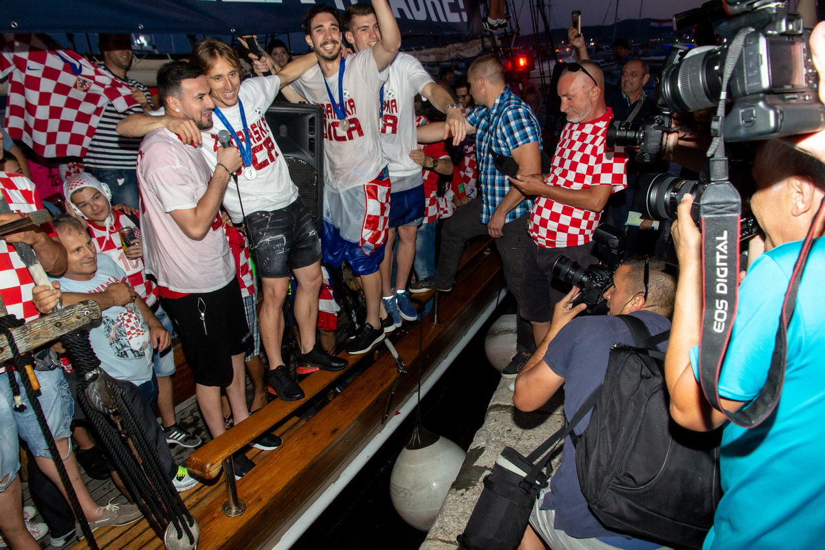 Veličanstven doček četvorice zadarskih Vatrenih od Gradskog mosta do Foruma