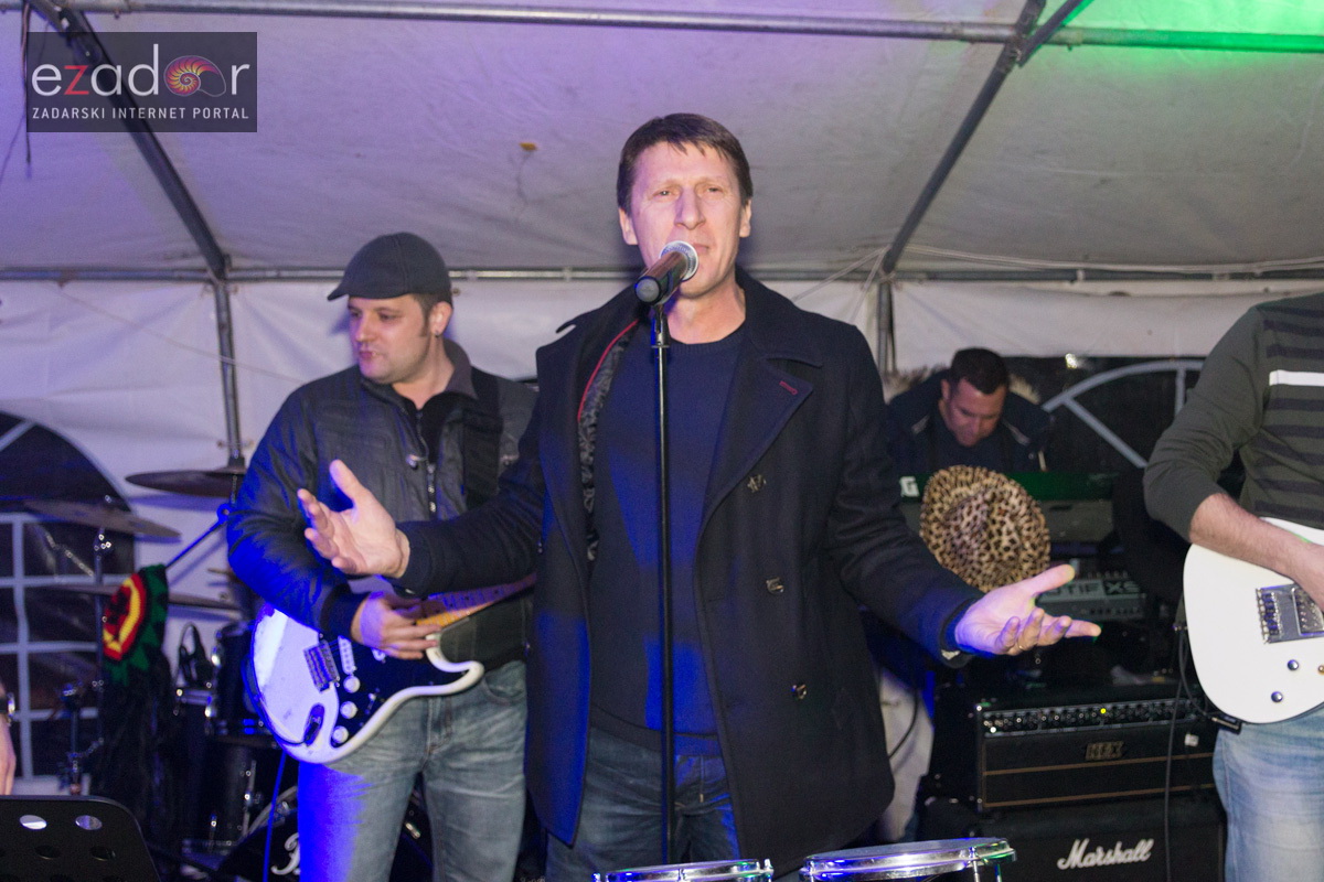 Humanitarni koncert “ZaDar Anđeli” održan je pod šatorom u u dvorištu Gimnazije Jurja Barakovića u Perivoju Vladimira Nazora