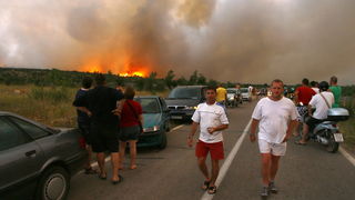 Split 140711.
Veliki pozar izbio je na otoku Bracu. Bespomocni turisti i domace stanovnistvo promatraju kako se siri pozar a da ne mogu nista poduzeti.
Foto: Vladimir Dugandzic / CROPIX Split 140711.
Veliki pozar izbio je na otoku Bracu. Bespomocni turisti i domace stanovnistvo promatraju kako se siri pozar a da ne mogu nista poduzeti.
Foto: Vladimir Dugandzic / CROPIX