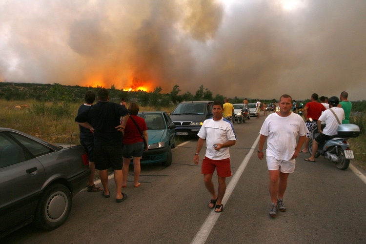 Split 140711.
Veliki pozar izbio je na otoku Bracu. Bespomocni turisti i domace stanovnistvo promatraju kako se siri pozar a da ne mogu nista poduzeti.
Foto: Vladimir Dugandzic / CROPIX Split 140711.
Veliki pozar izbio je na otoku Bracu. Bespomocni turisti i domace stanovnistvo promatraju kako se siri pozar a da ne mogu nista poduzeti.
Foto: Vladimir Dugandzic / CROPIX
