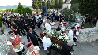 Posljednji ispraćaj Olivera Dragojevića na groblju Sveti Roko u Veloj Luci Posljednji ispraćaj Olivera Dragojevića na groblju Sveti Roko u Veloj Luci