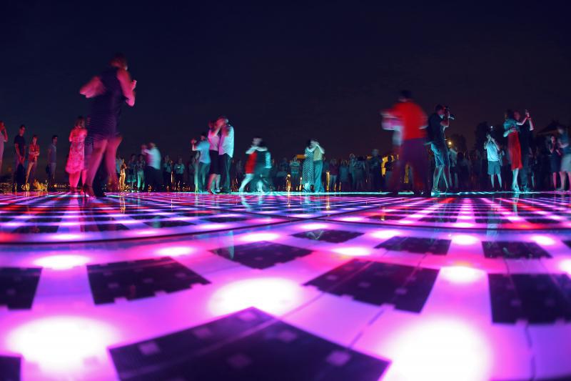 20.06.2013., Zadar – Pod gotovo punim mjesecom na instalaciji Pozdrav Suncu otvoren je 4. festival tanga.Photo: Filip Brala/PIXSELL 20.06.2013., Zadar – Pod gotovo punim mjesecom na instalaciji Pozdrav Suncu otvoren je 4. festival tanga.Photo: Filip Brala/PIXSELL