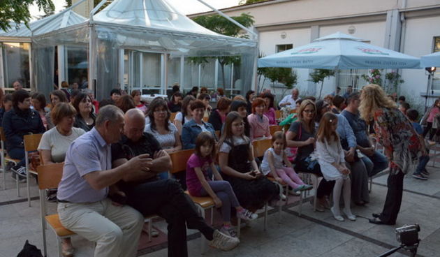 Gradska knjižnica Zadar: Doris Karamatić “Stand Down Harp”, Foto: Lucija Juravić