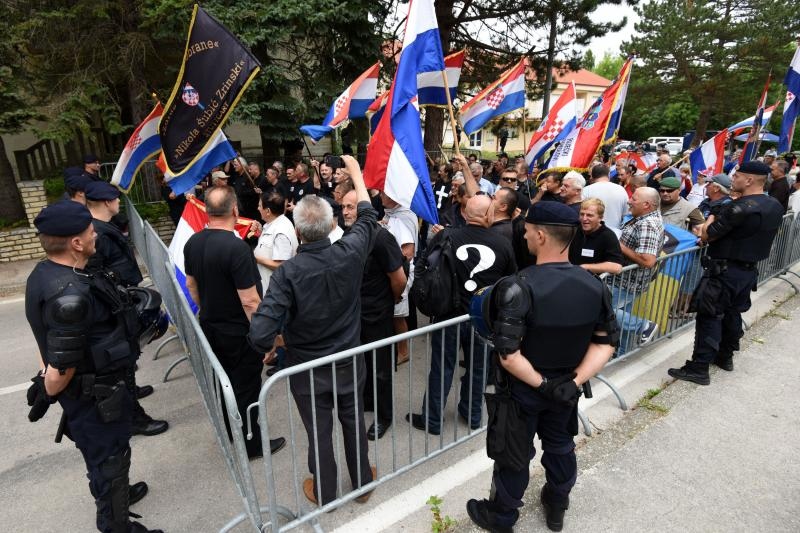 Srb: Uz Thompsonove pjesme prosvjednici ispred interventne policije protiv obljetnice Ustanka, Photo: Dino Stanin/PIXSELL