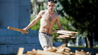 Zagreb, 280812.
Britanski umjetnicki kolektiv Giant Robots koji od danas pa do 9. rujna boravi u Zagrebu izradit ce dosad najvecu privremenu skulpturu od otpadnog drveta na javnom prostoru u Hrvatskoj koja ce na Galeriji Bacva (zgrada Hrvatskog drustva li