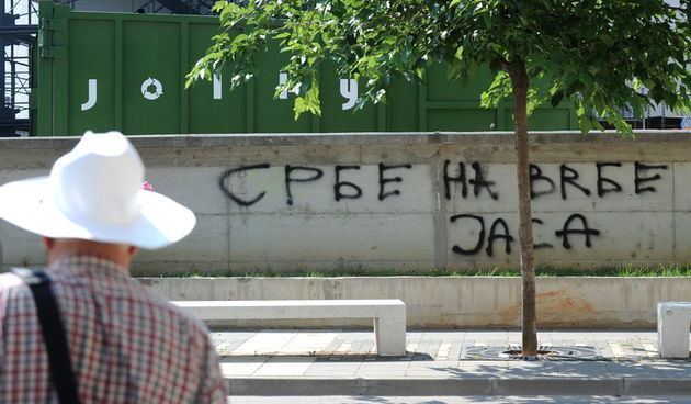 Zadar, 230511.
U ulici Eugena Kvaternika u blizini autobusnog kolodvora prije par dana osvanuo je grafit pisan na cirilici (srbe na vrbe).
Foto: Andrija Lucic / CROPIX