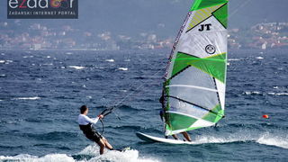 Guštanje surfera u jakom jugu Guštanje surfera u jakom jugu