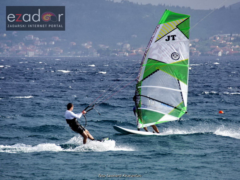 Guštanje surfera u jakom jugu Guštanje surfera u jakom jugu