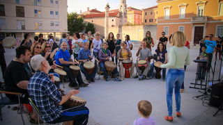 Glazbeno scenski nastup “Iskra ljubavi za mir” i grupna meditacija na Forumu