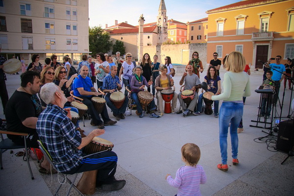 Glazbeno scenski nastup “Iskra ljubavi za mir” i grupna meditacija na Forumu
