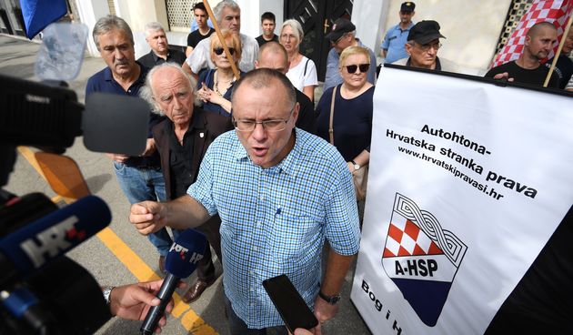 FOTO Napeta situacija ispred HDZ-a: Pripadnici HOS-a prosvjeduju, odmah stigla i policija
