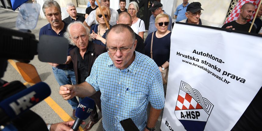 FOTO Napeta situacija ispred HDZ-a: Pripadnici HOS-a prosvjeduju, odmah stigla i policija