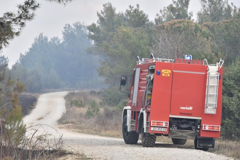 Veliki požar kod Ražanca uz vatrogasce gasili kanader i air tractor